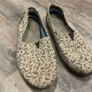 TOMS 8.5 snow leopard print Alpargata shoes flats slip ons